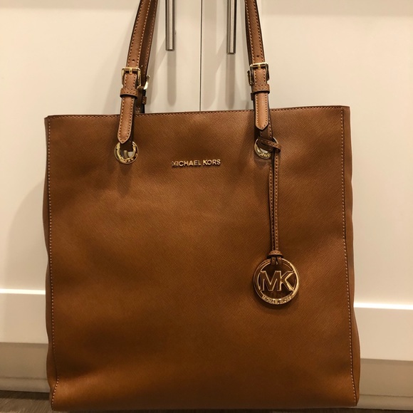MICHAEL KORS Jet Set Vertical Saffiano Leather Tote || Brown - Picture 4 of 8